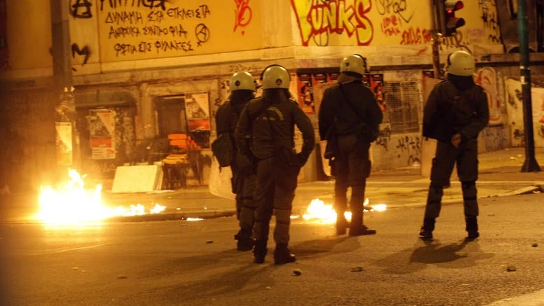 Είμαστε μπροστά σε νέα «Δεκεμβριανά»; Σφαίρες και όχι μόνο μολότοφ κατά των ΜΑΤ στα Εξάρχεια – Διψούν για αίμα οι κουκουλοφόροι